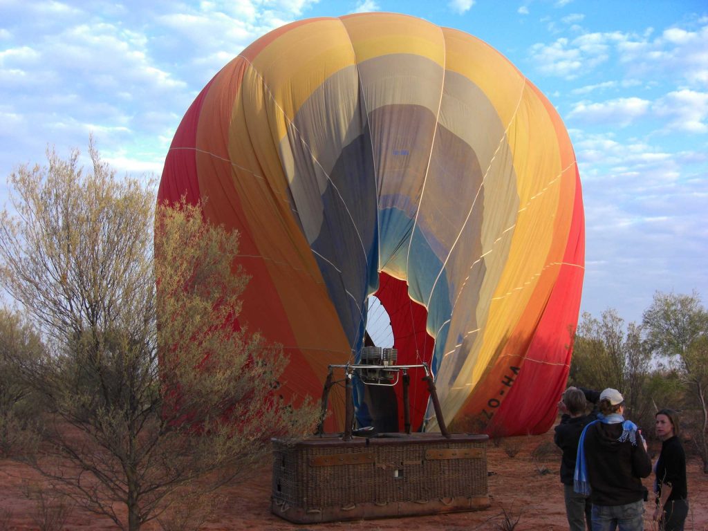 Heißluftballonfahrt über das Outback in Australien.