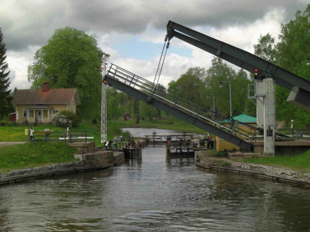 Eine Zugbrücke am Götakanal, Schweden.