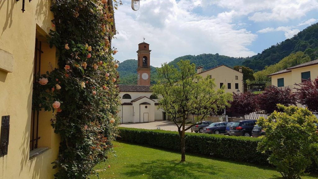 Dorf in den Eugenischen Hügeln, Italien