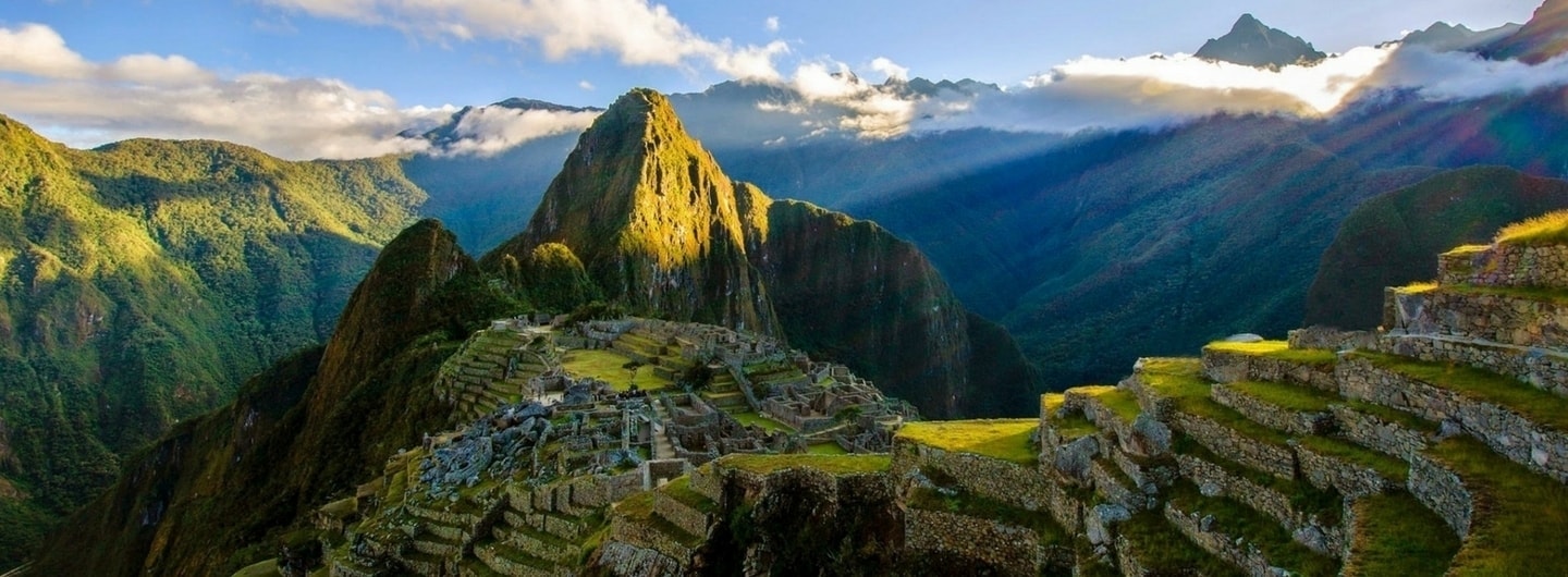 Blick auf die peruanische Ruinenstadt Machu Picchu