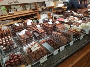 In Brügge gibt es viele Schokoladengeschäfte.