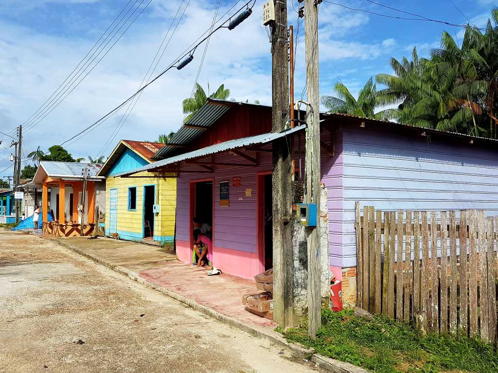 Häuser im brasilianischen Amazoinas-Dorf Jutai