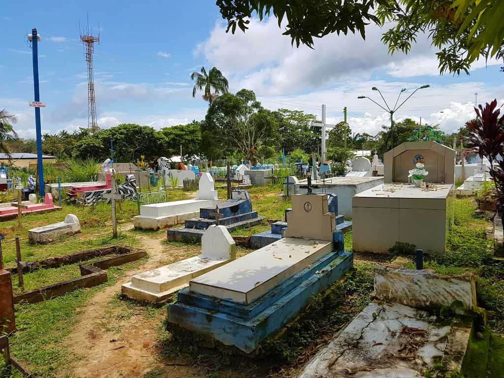 Friedhof des brasilianischen Ortes Jutai am Amazonas