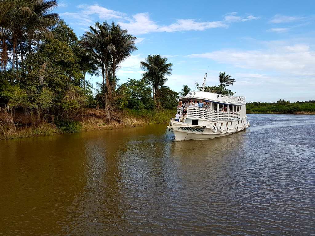ein Seitenkanal des Amazonas mit typischem Amazonas-Schiff. 