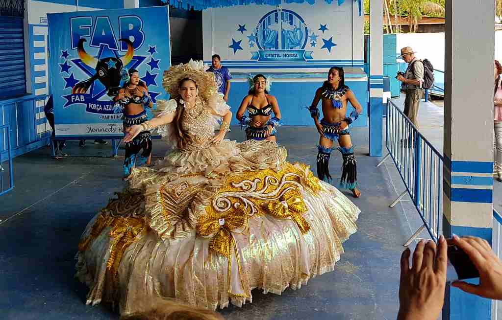Tanzgruppe des Festivals Boi Bumba in Parintins, Brasilien
