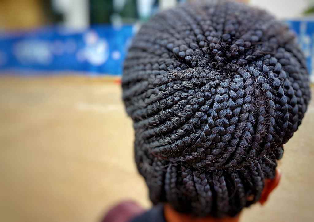 geflochtene Haartracht einer Frau in Tansania.