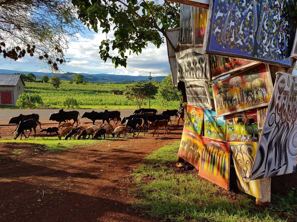 tansanische Tingatinga-Malereien, die am "Northern Circuit" zu den Nationalparks verkauft werden.