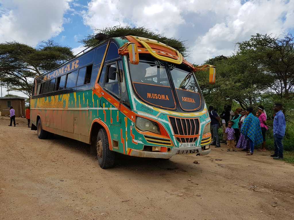 Ein tansanischer Bus auf dem Weg zu den Naturjuwelen des "Northern Circuit"