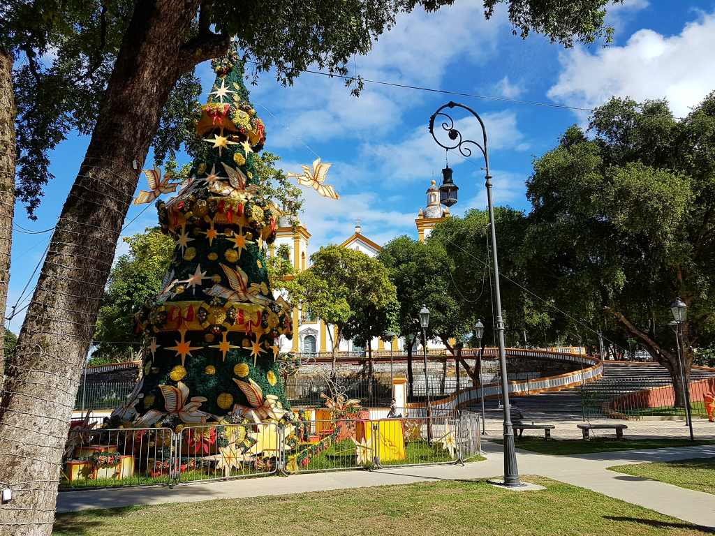 Christbaum vor der Kathedrale in Manaus, BRasilien