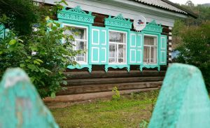 Holzhaus in Bolschije Koty im Pribaikalskij Nationalpark, unweit von Listwjanka am Baikalsee.