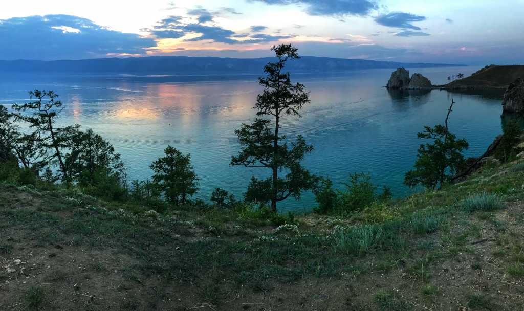 Sonnenuntergang am Schamanenfelsen bei Khuzhir. auf der Insel Olchon im Baikalsee, Russland