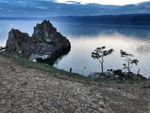 Sonnenuntergang am Schamanenfelsen bei Khuzhir. auf der Insel Olchon im Baikalsee, Russland