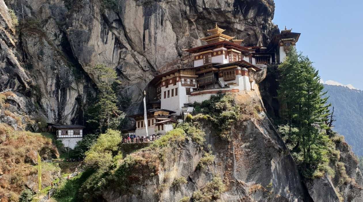 das Kloster Tigernest oberhalb der Stadt Paro in Butanl