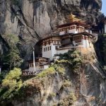 das Kloster Tigernest oberhalb der Stadt Paro in Butanl