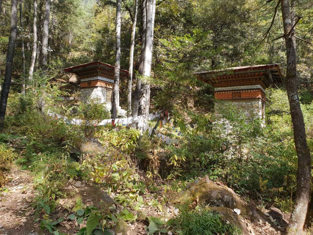 Gebetsmühlen unweit des Tigernest-Klosters oberhalb des Part-Tales in Bhutan.