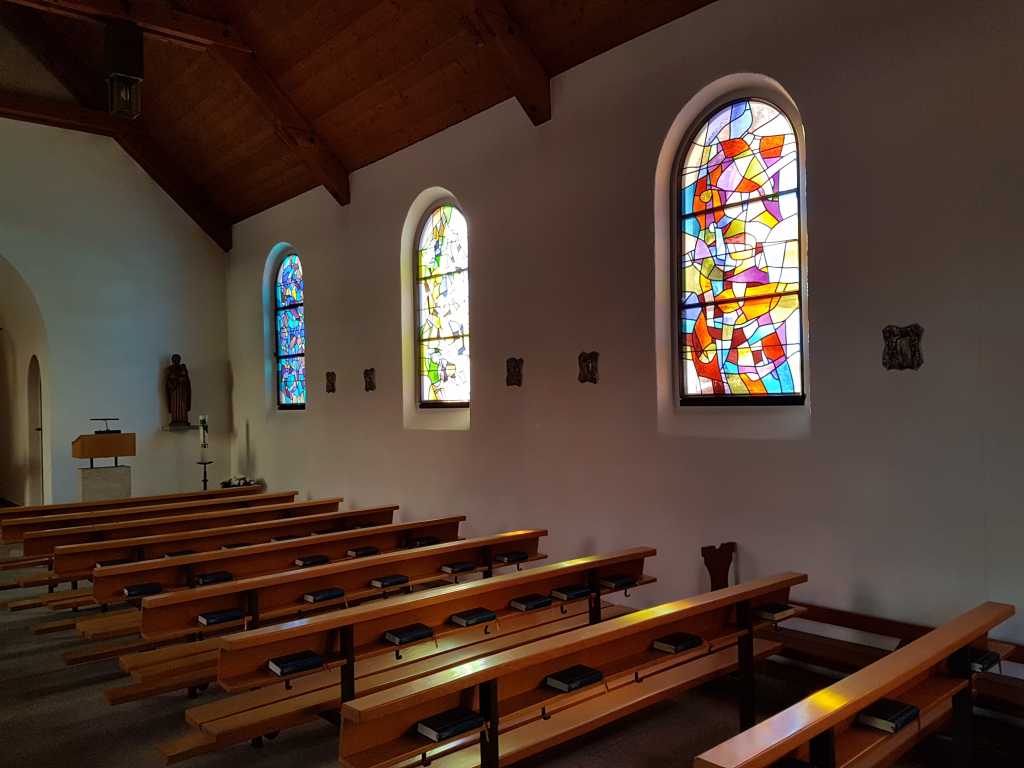 Blick in die Mauritiuskirche in Lenk im Simmental, Schweiz