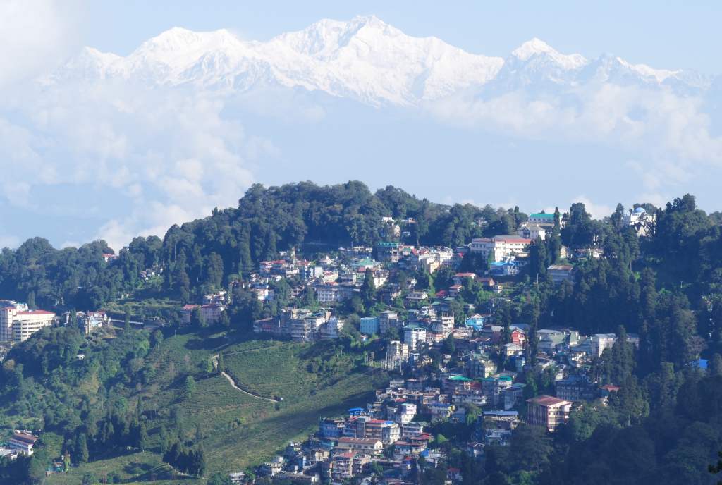 Darjeeling mit dem Kangchendzönga im Hintergrund.