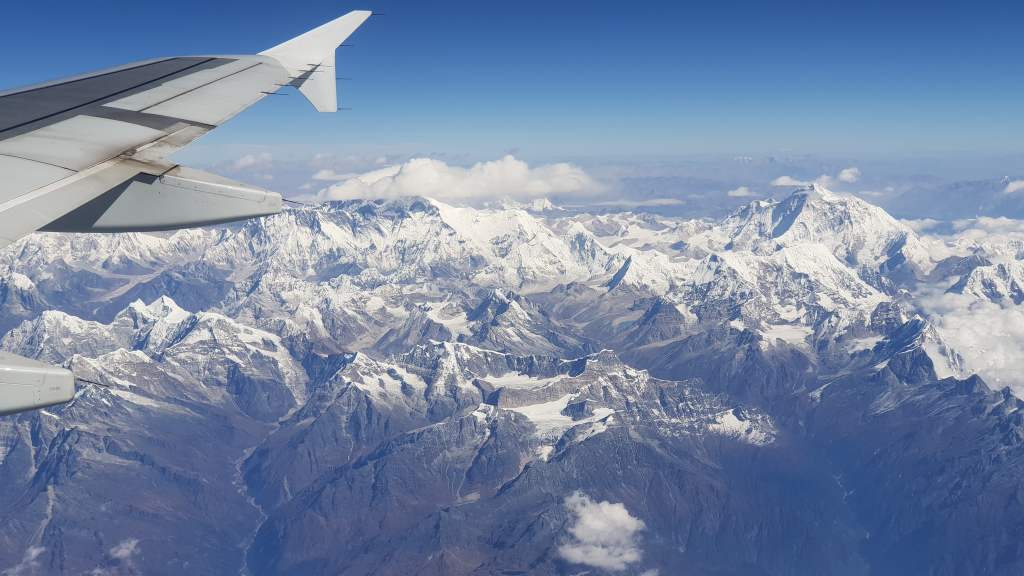 Blick aus dem Flugezug auf Mount Everest und Lhotse