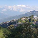 Die indische Hillstation Darjeeling mit dem Kangchendzönga im Hintergrund