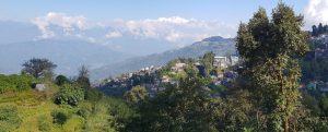 Die indische Hillstation Darjeeling mit dem Kangchendzönga im Hintergrund