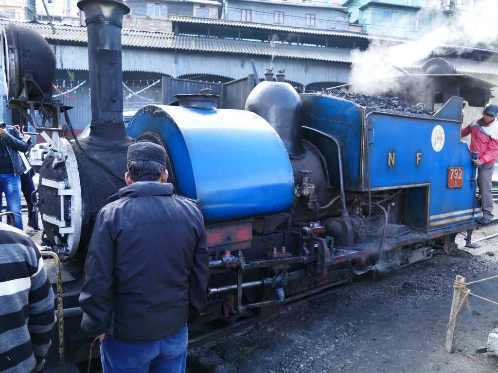 Lokomotive des Toy Trains am Bahnhof in Darjeeling in Indien. 
