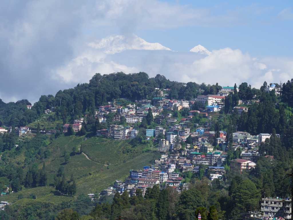 Das Bild zeigt den Blick auf Darjeeling mit dem Kangchendzönga im Hintergrund