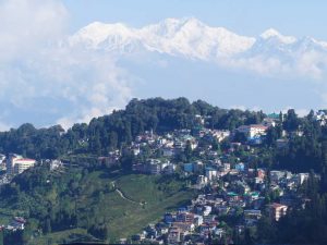 Blick auf die indische Stadt Darjeeling mit dem Kangchendzönga im Hintergrund.,