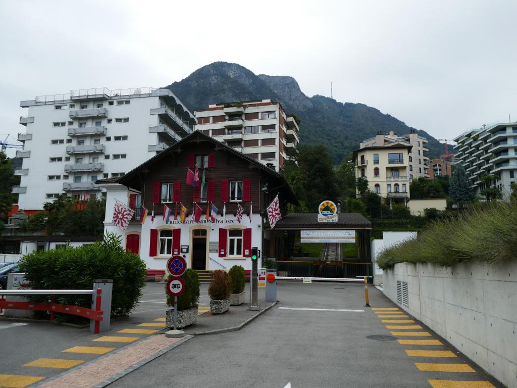die Talstadtion der Bahn zum Monte San Salvatore am Luganer See im Tessin, Schweiz