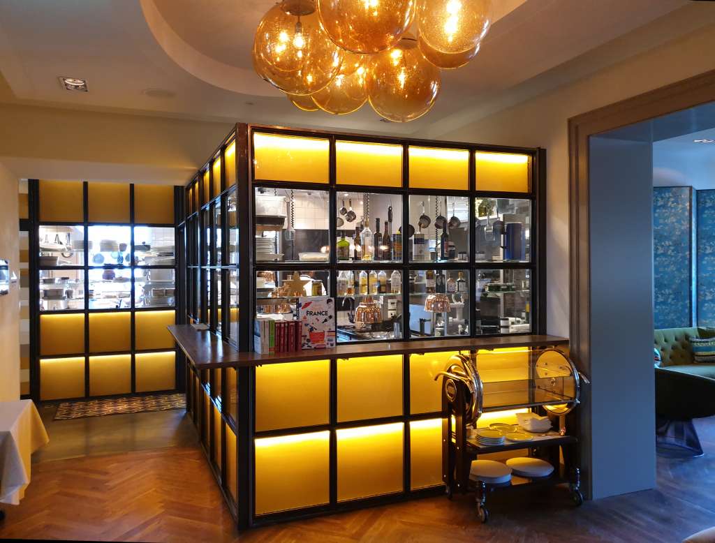Das Bild zeigt die verglaste Hotelküche im Hotel "La Maison" im saarländischen Saarlouis.