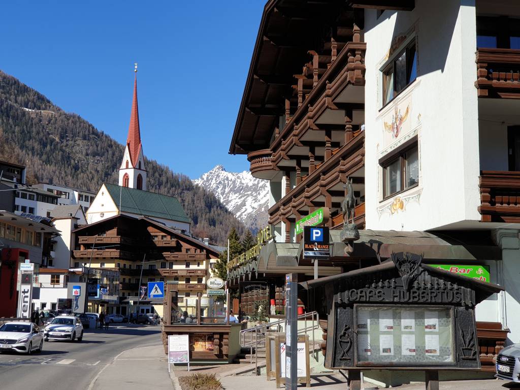 die Hauptstraße von Sölden, das Wintersportmekka in Tirol.