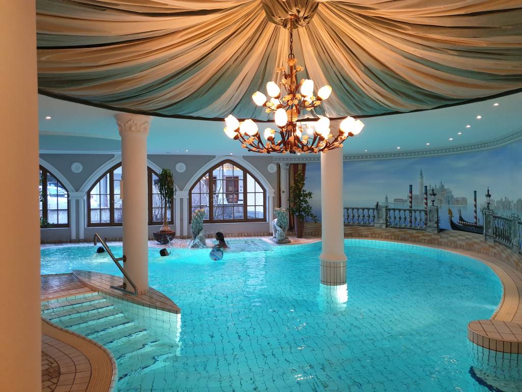Swimmingpool im Hotel "Central" im Tiroler Wintersportmekka Sölden