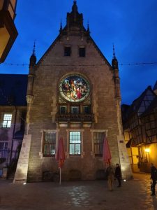Anbau des Quedlinburger Rathauses mit Glasfenster