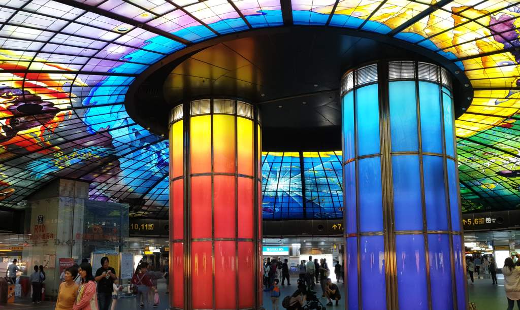Fotoparade: U-Bahn-Station „Formosa Boulevard“ in der Millionenmetropole Kaohsiung