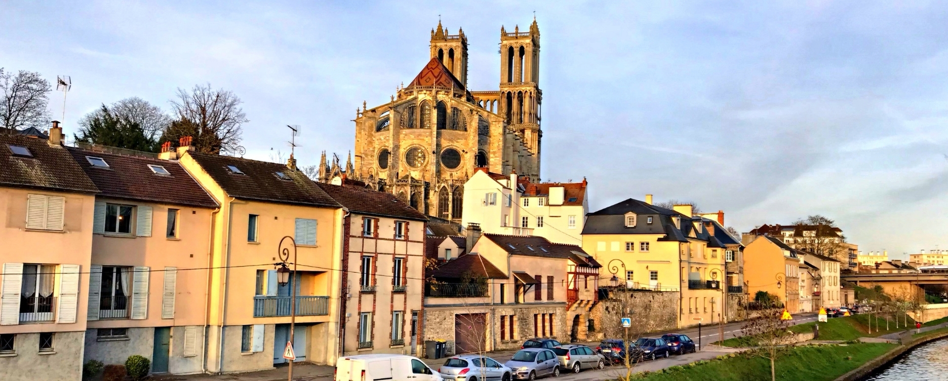 Panorama der französischen Stadt Mantes-la-Jolie