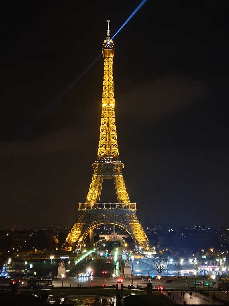 Der Pariser Eiffelturm bei Nacht