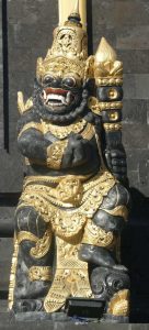 An jeder Ecke Balis blicken Götterstatuen auf die Menschen herab.