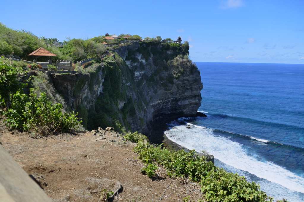 Über der Steilküste im Südwesten trhont der Uluwatu-Tempel in Bali