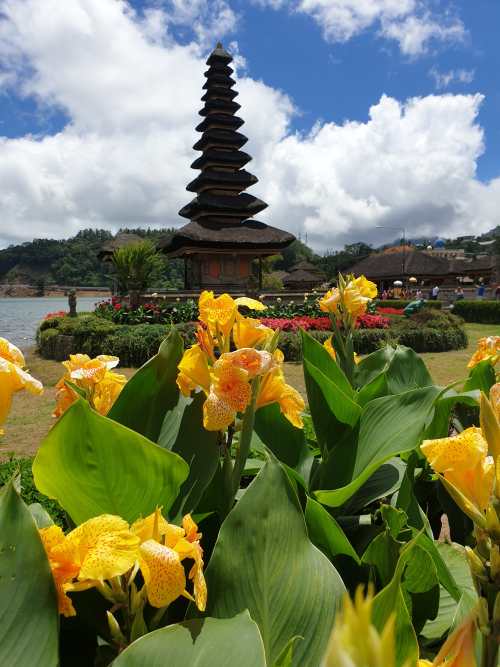 Der pagodenartige Schrein des Ulun danu-Tempels auf Bali