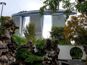 Blick auf das Marina Bay Sands Hotel in Singapur