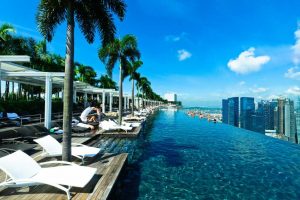 Fast 150 Meter lang ist der Infinity Pool des Marina Bay Sands in Singapur
