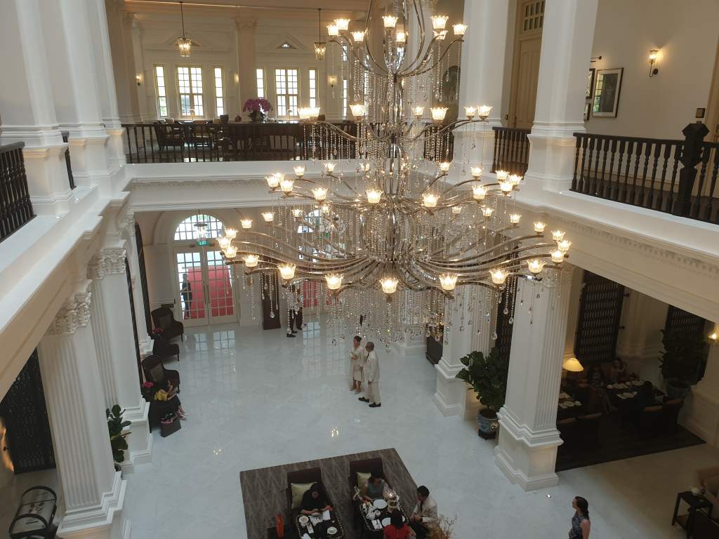 Blick in die pompöse Lobby des "Raffles" in Singapur