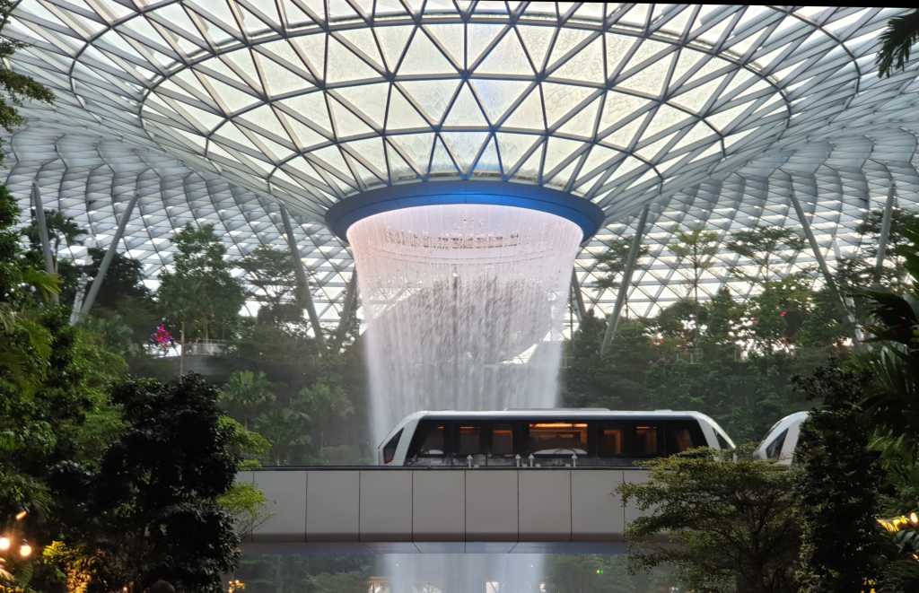 Irrwitziges Statussymbol: Im Changi Airport rauscht ein 40 Meter hoher Wasserfall in die Tiefe. 