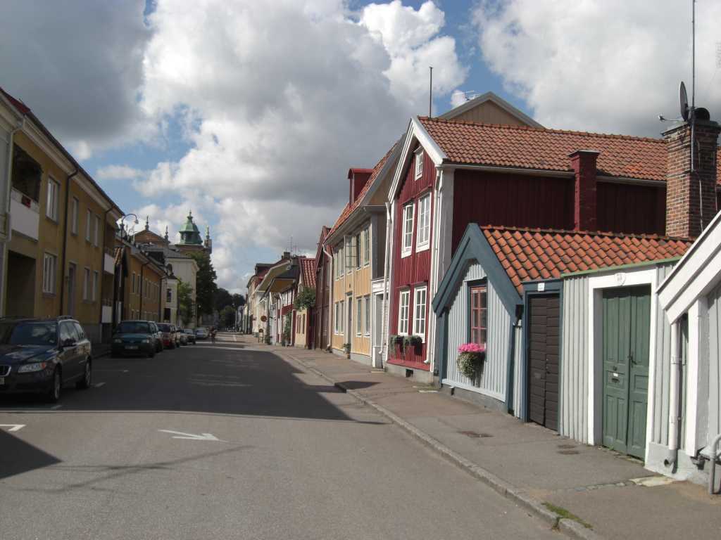 Kein Bild aus Corona-Zeiten: Vor Menschenmassen muss man sich in den typischen schwedischen Kleinstädten nicht fürchten.