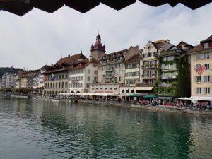 Luzern: Blick auf die Häuserfront an der Reuss.