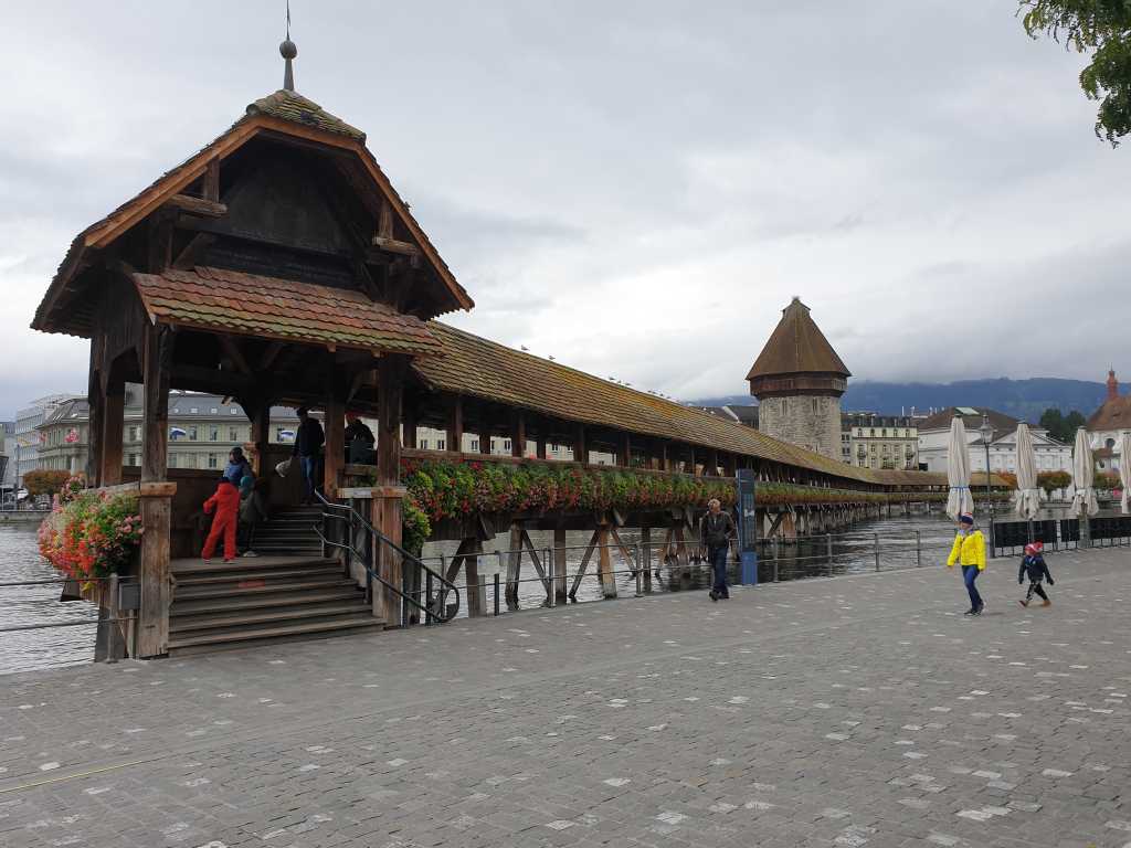Das Wahrzeichen von Luzern: die Kapellbrücke, die nach einem Brand wiederaufgebaut wurde. 