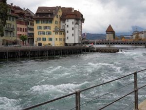 Blick auf ein Wasserwehr in Luzern, Schweiz