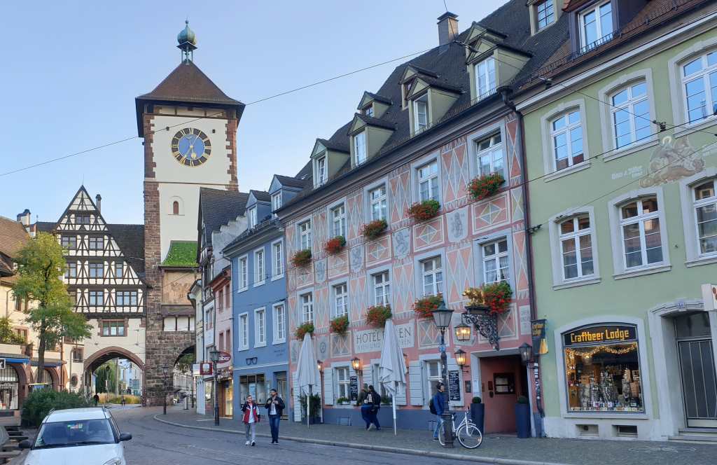 Straße Oberlinden mit Schwabentor in Freiburg