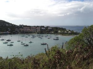 St. Johns zählt zu den amerikanischen Jungferninseln. Auch sie wird beim Inselhüpfen durch die Kleinen Antillen besuch