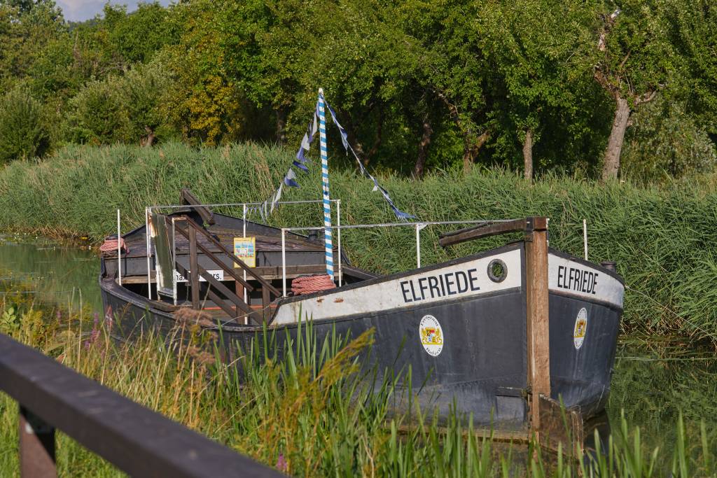 das Treidelschiff "Elfriede" auf dem Ludwig-Donau-Main-Kanal