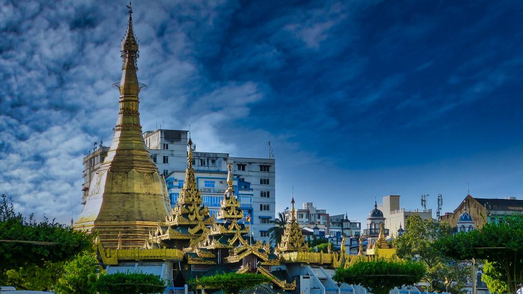 Mitten auf einer Kreuzung in Yangon im Myanmar: eine Pyramide